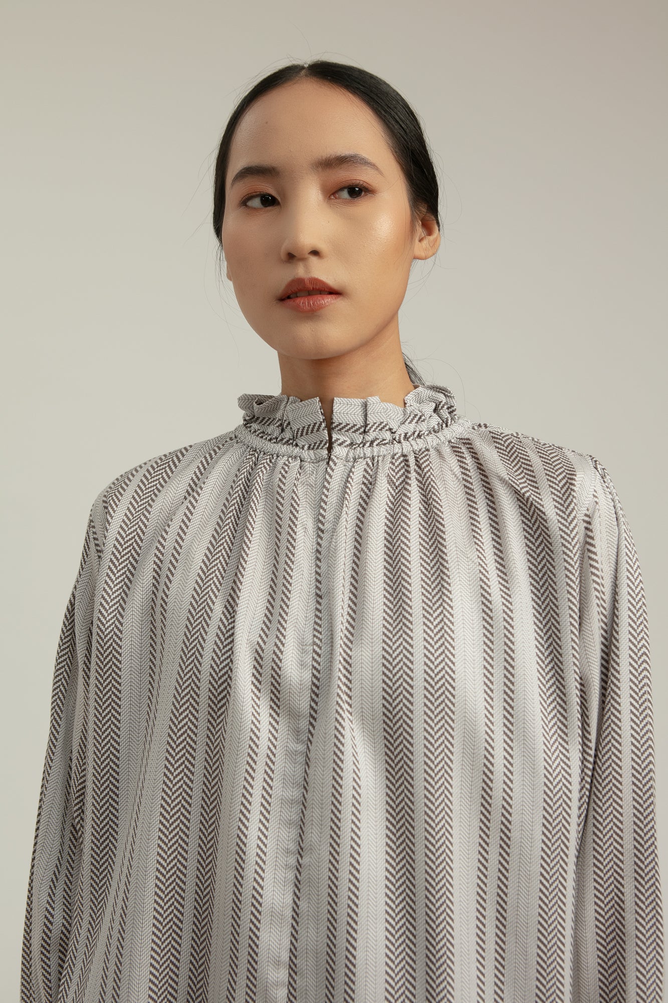 Nila Long Sleeves Top in Stone Woven