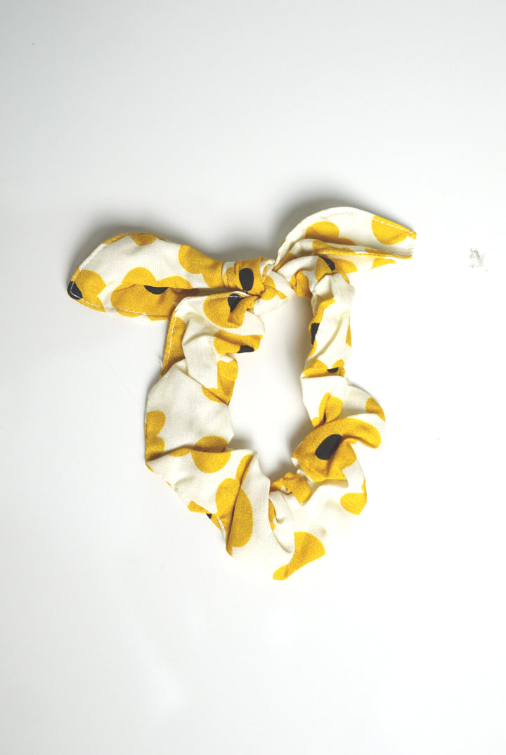 Amaya Scrunchie In Yellow Daisy